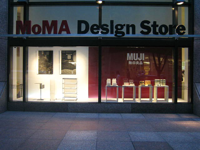MoMA53丁目店のMUJIのウインドー